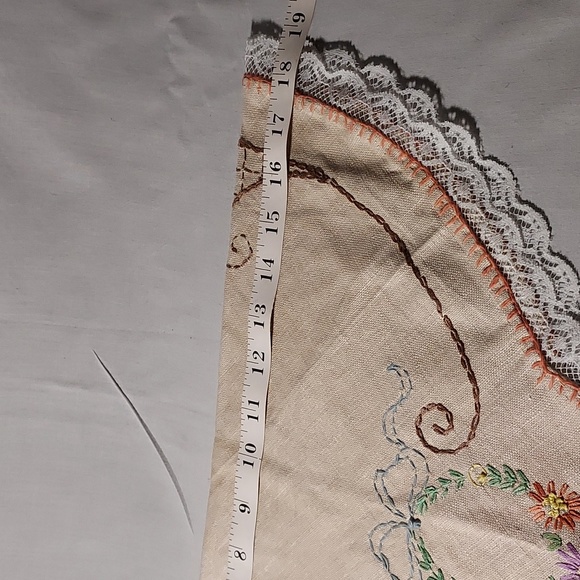 Vintage Embroidered Handmade Oval Table Cover With Floral Design Edge With Lace - Picture 6 of 7